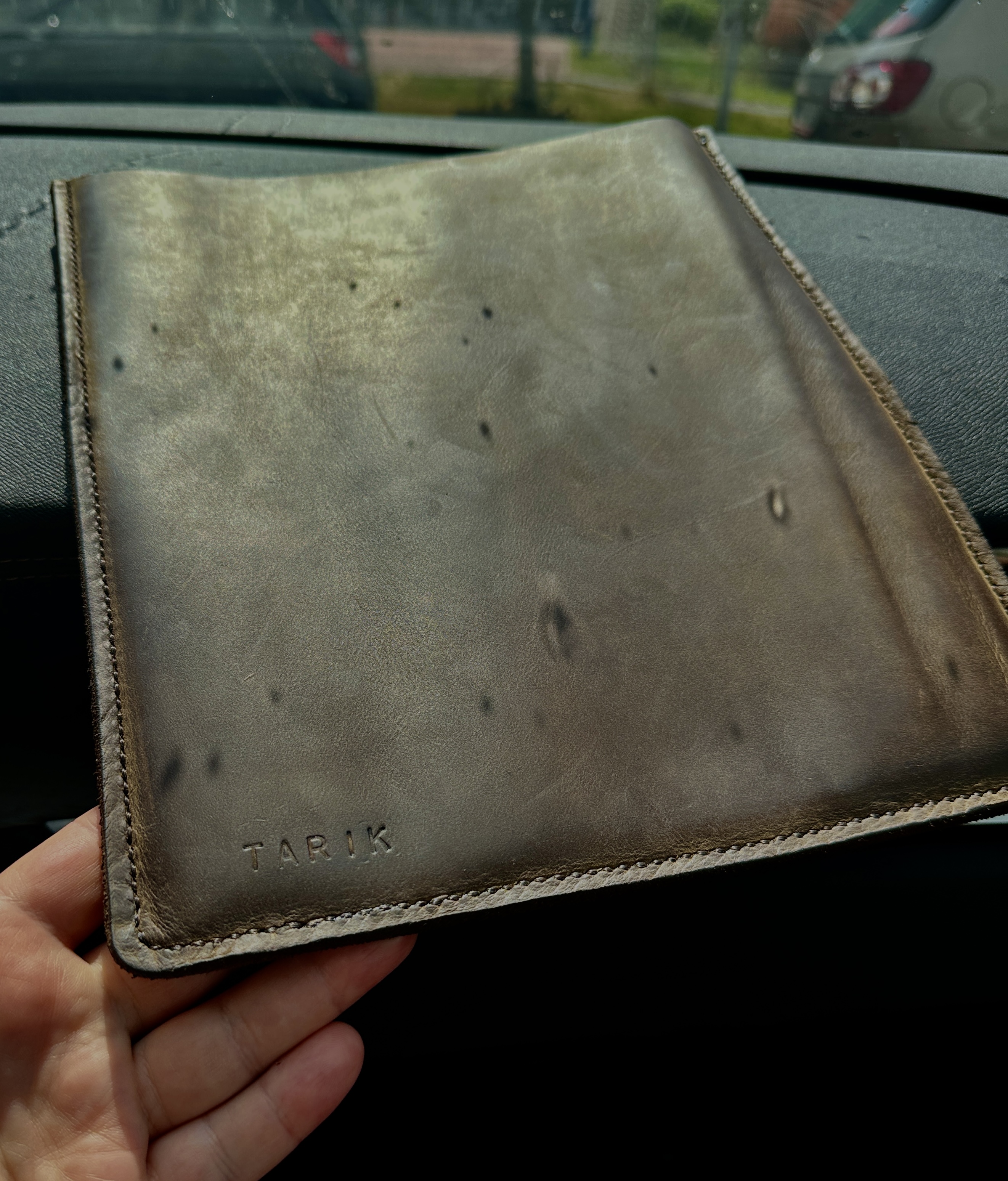 Detalj šava i teksture kože na prodanoj MacBook futroli.